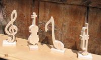 instrumentos de madera para la decoración de bodas