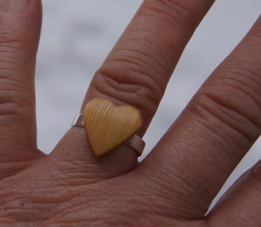 Bague cabochon en bois forme coeur Mélèze largeur 14mm