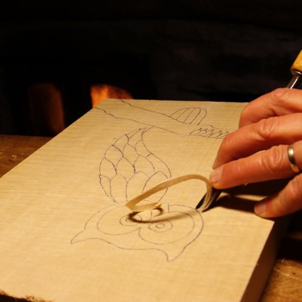 B&uacute;ho tallado en bajo relieve hecho a mano en Saboya