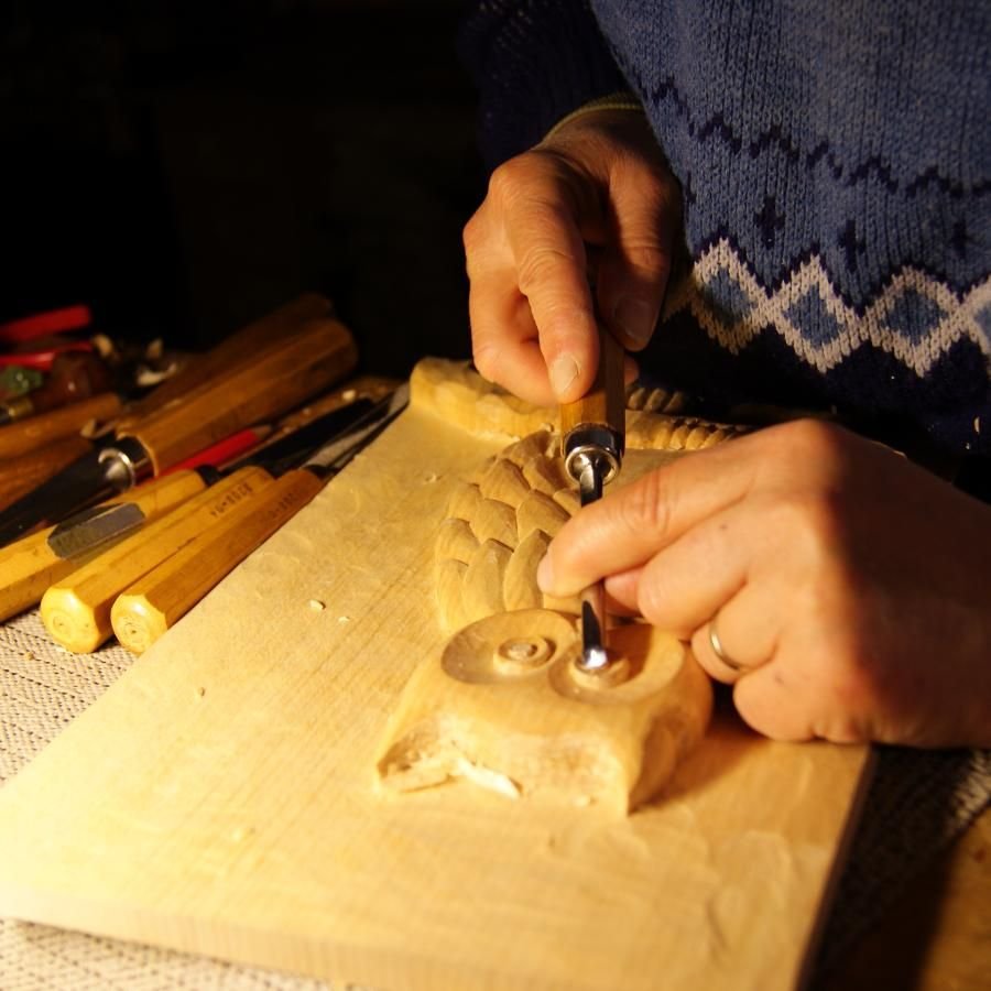 Búho tallado en bajo relieve hecho a mano en Saboya