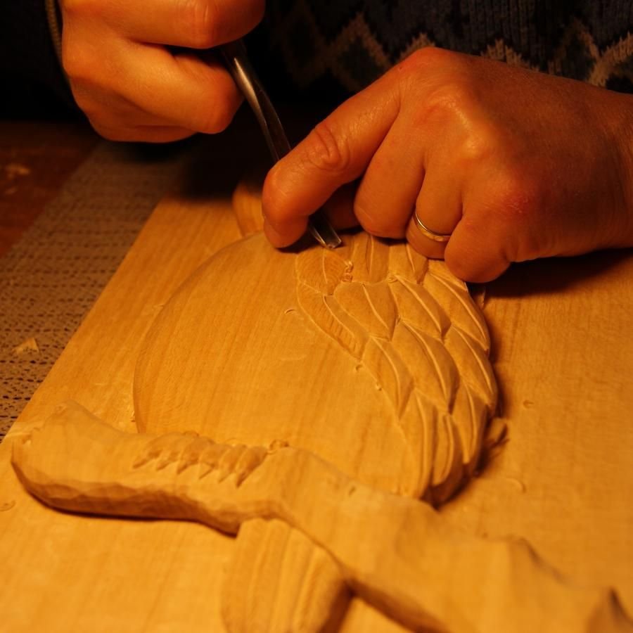 Búho tallado en bajo relieve hecho a mano en Saboya