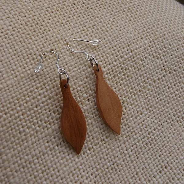 pendientes joyer&iacute;a &eacute;tica en madera madera de cerezo encerada artesanal