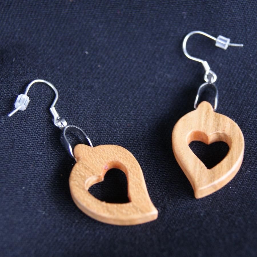 pendientes corazon cerezo encerado, madera boda, san valentin, hecho a mano