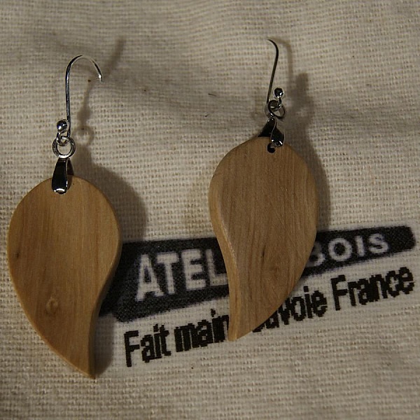 Boucles d'oreilles artisanales en bois de charme, montées argent.