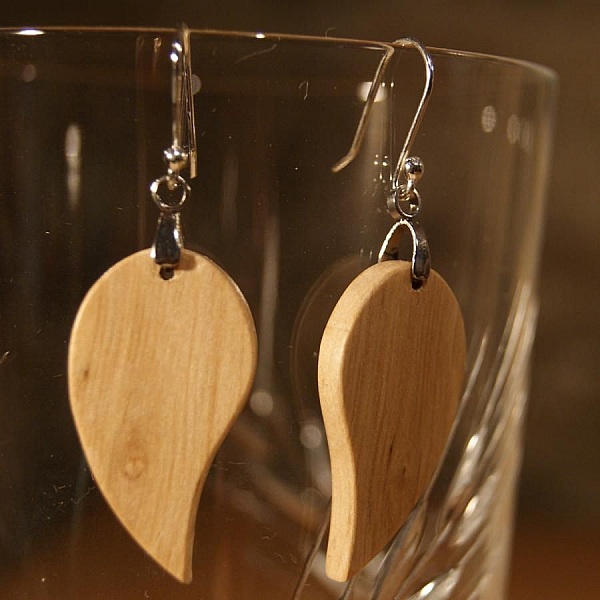 Boucles d'oreilles artisanales en bois de charme et argent.
