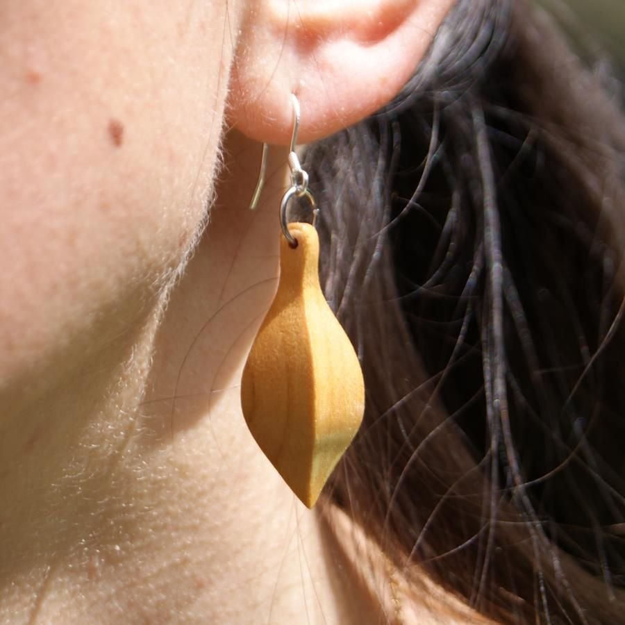 pendientes de joyería ética en madera de cerezo, joyería de naturaleza encerada