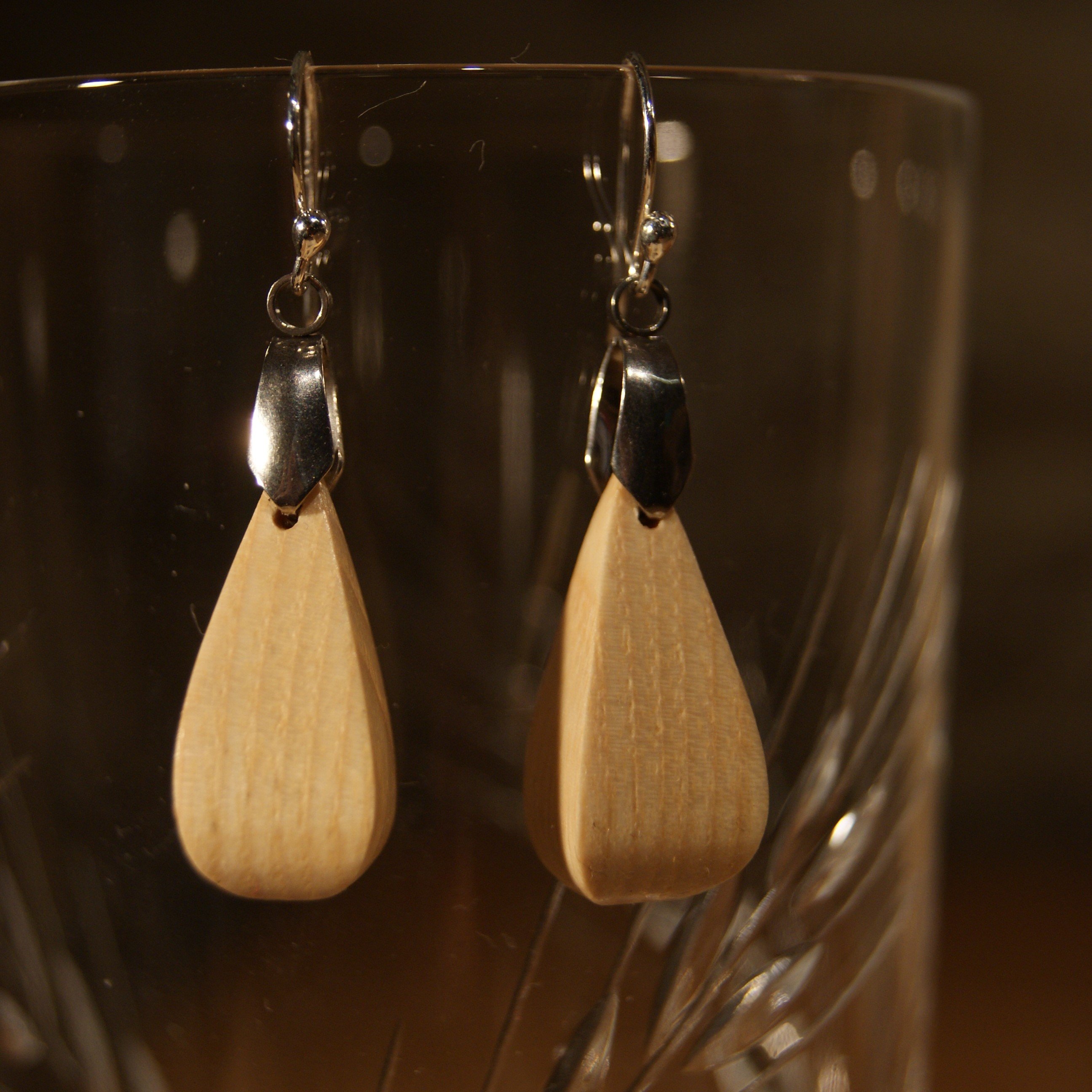 boucle d'oreille goutelette 3D bijou ethique en bois cir&eacute;, nature, fait main