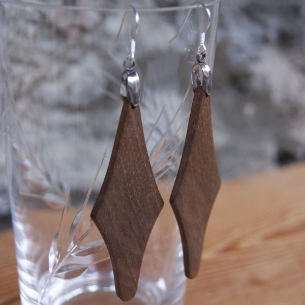 boucle d'oreille grand losange en bois de Noyer bijoux &eacute;thique en bois, bijou nature cir&eacute;, fait main