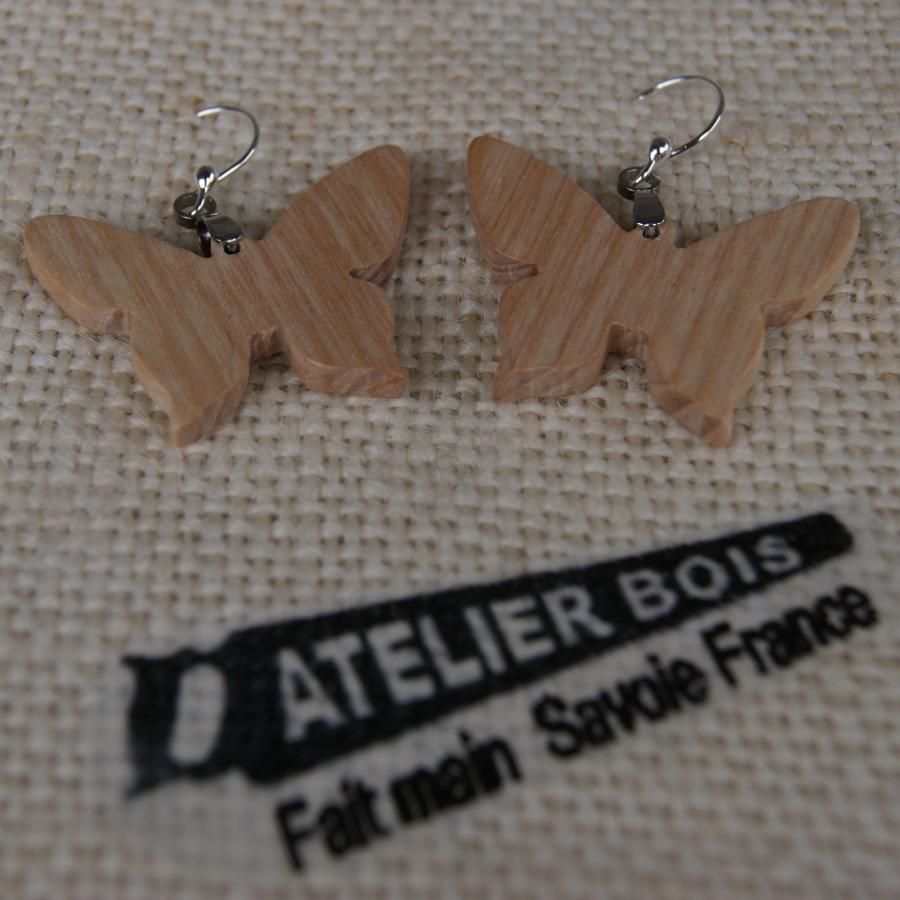 pendientes mariposa de madera maciza de fresno bisuteria etica de madera, bisuteria natural encerada hecha a mano