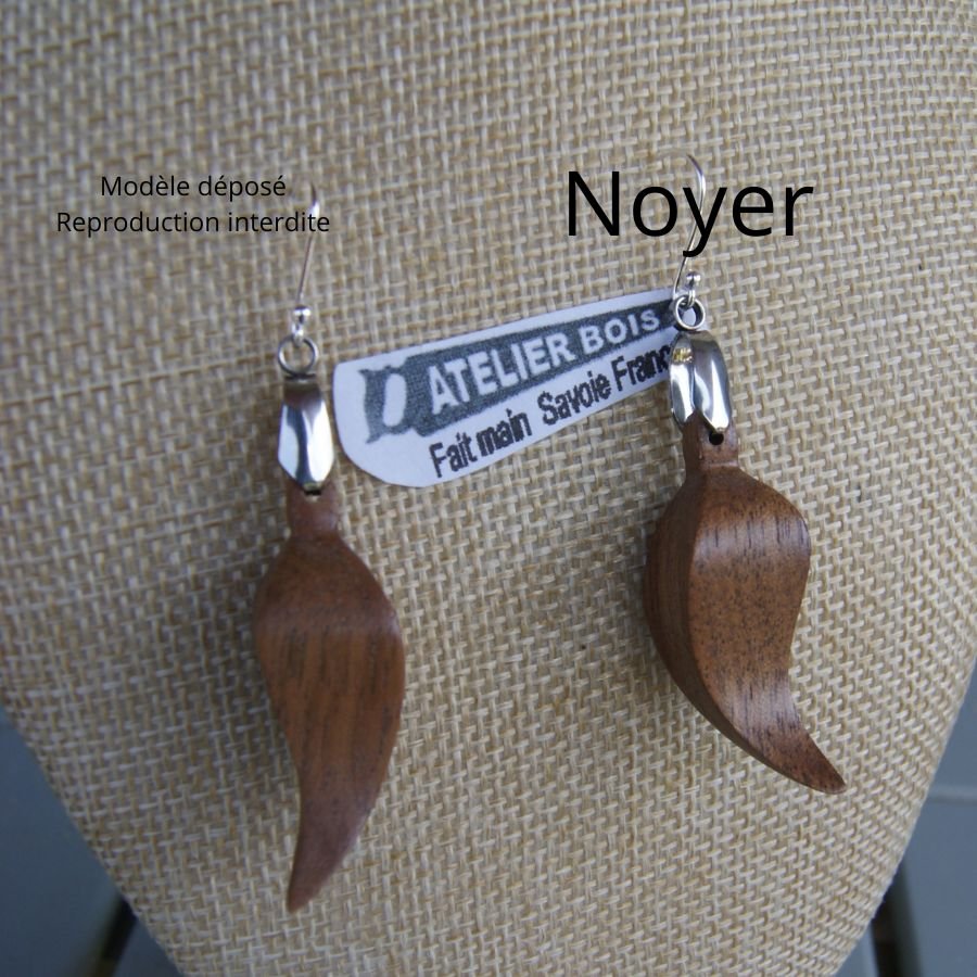 pendiente de pluma, hecho a mano, madera de cerezo encerada, naturaleza