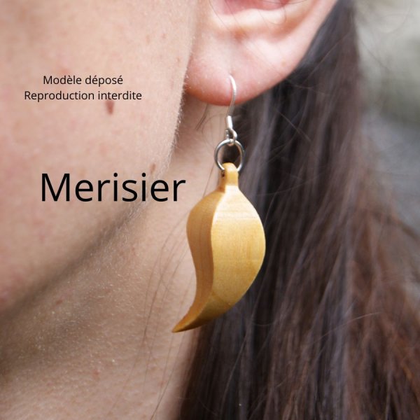 pendiente de pluma, hecho a mano, madera de cerezo encerada, naturaleza