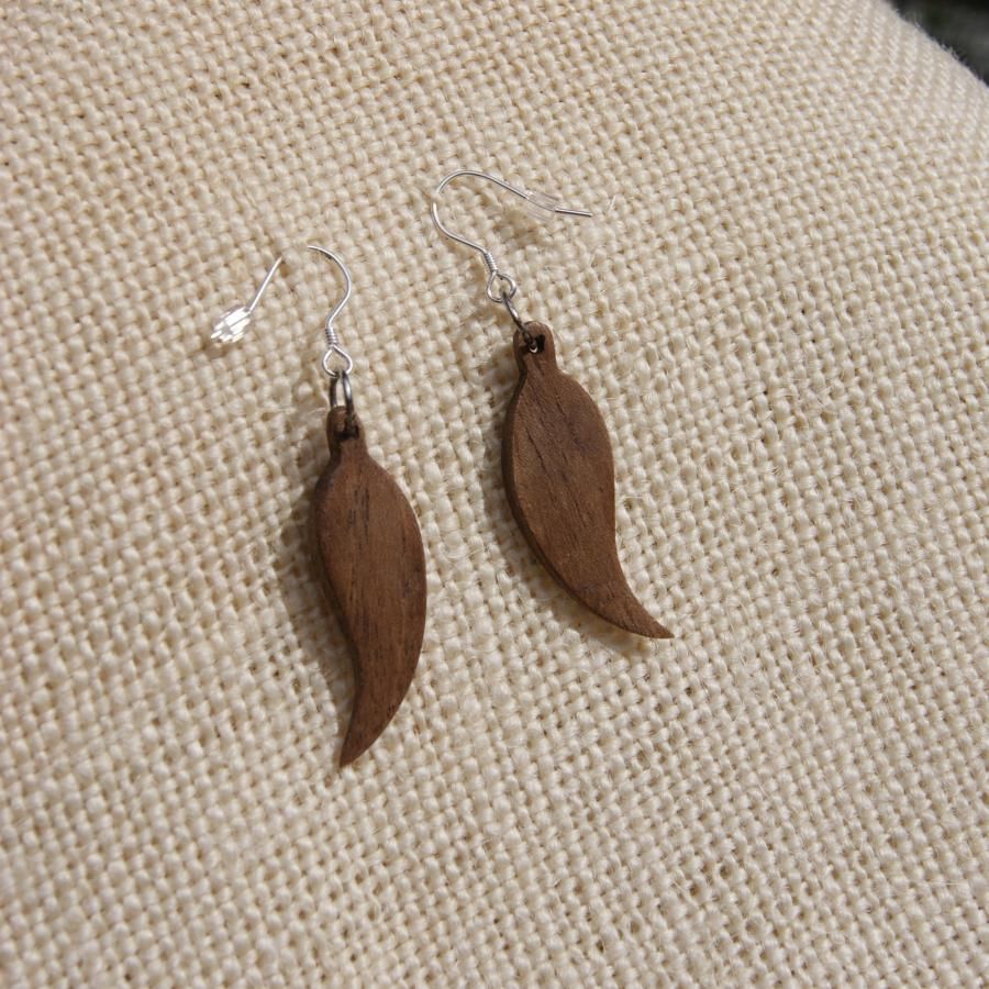 pendiente pluma, joyeria etica en madera de nogal, joyeria artesanal