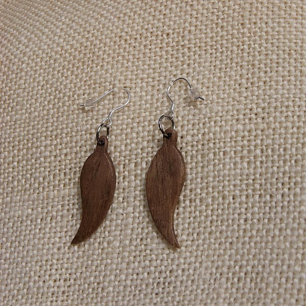 pendiente pluma, joyeria etica en madera de nogal, joyeria artesanal