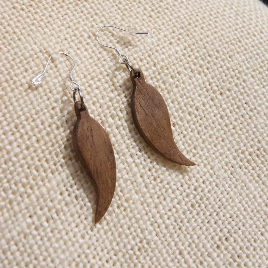 pendiente pluma, joyeria etica en madera de nogal, joyeria artesanal