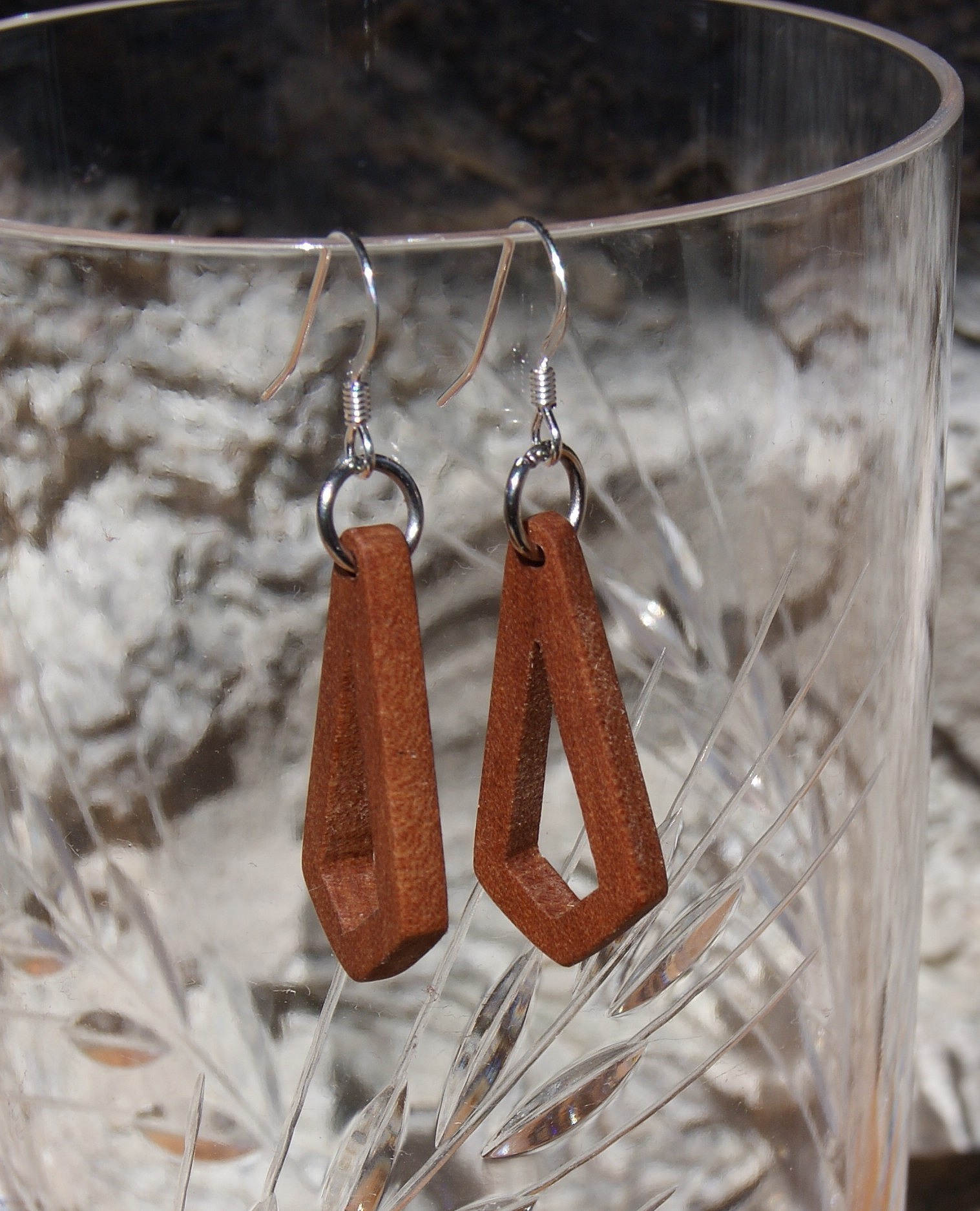 boucle d'oreille petit polygone ajour&eacute; en bois bijoux &eacute;thique en bois, bijou nature cir&eacute;, fait main