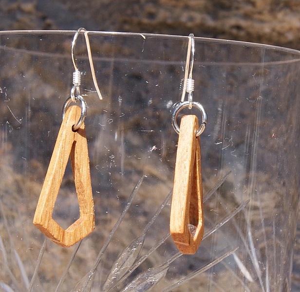 boucle d'oreille petit polygone ajour&eacute; en bois bijoux &eacute;thique en bois, bijou nature cir&eacute;, fait main