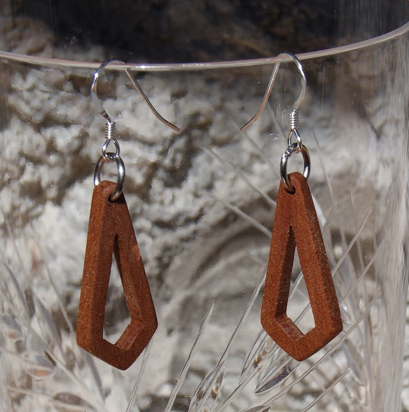 boucle d'oreille petit polygone ajour&eacute; en bois bijoux &eacute;thique en bois, bijou nature cir&eacute;, fait main