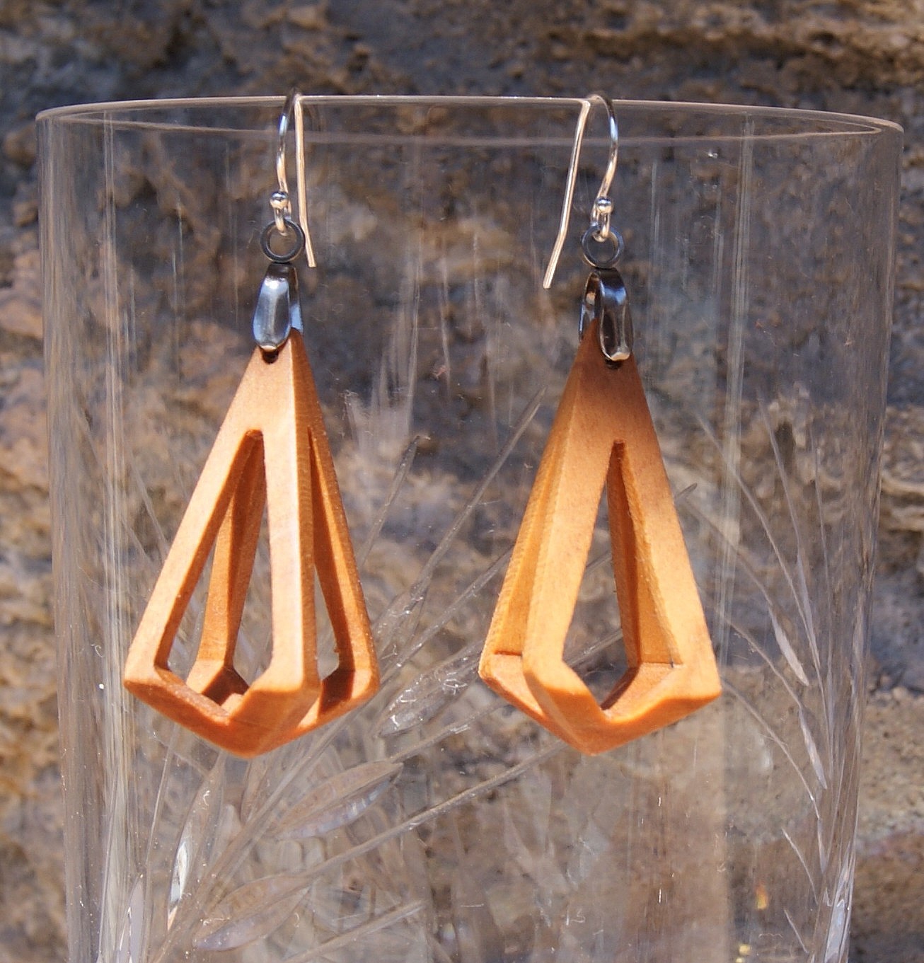 boucle d'oreille pyramide evid&eacute;e bijou ethique en bois cir&eacute;, nature, fait main