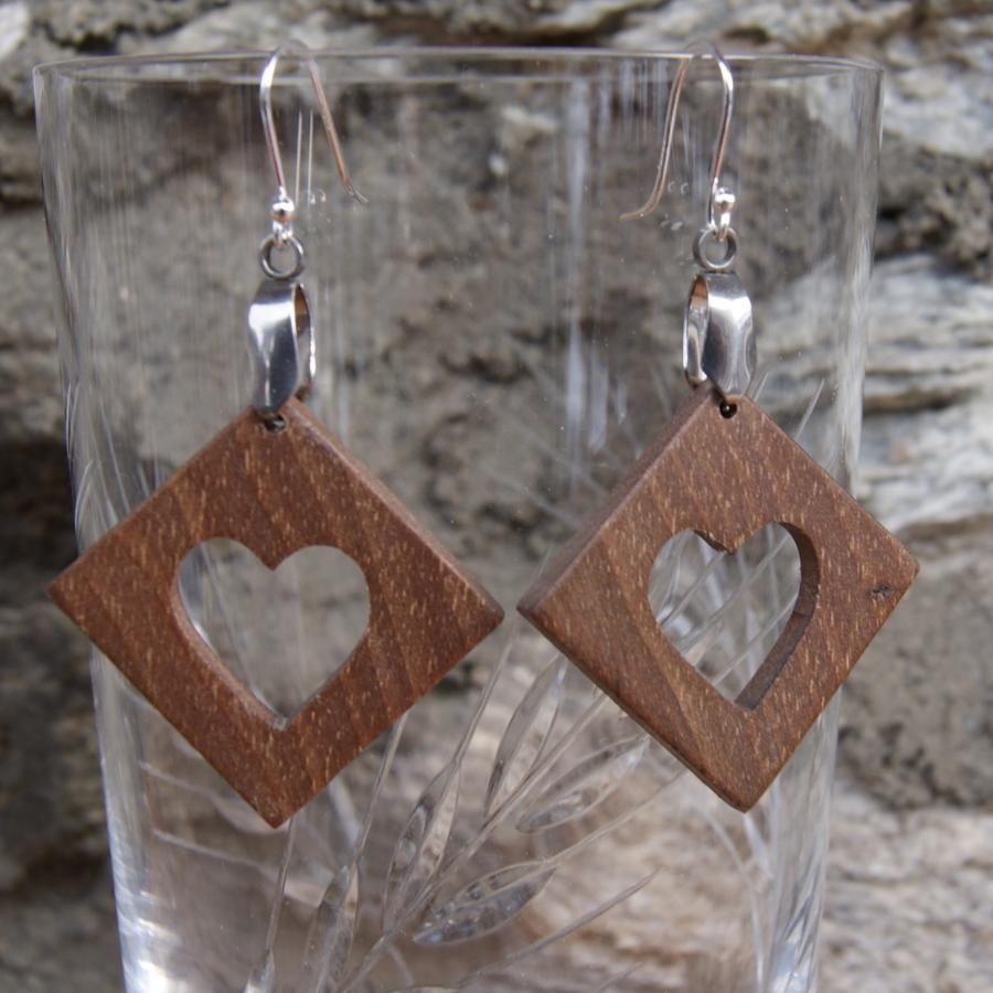 pendientes cuadrados con corazon en nogal joyeria etica de madera, boda de madera, San Valentin, hecho a mano