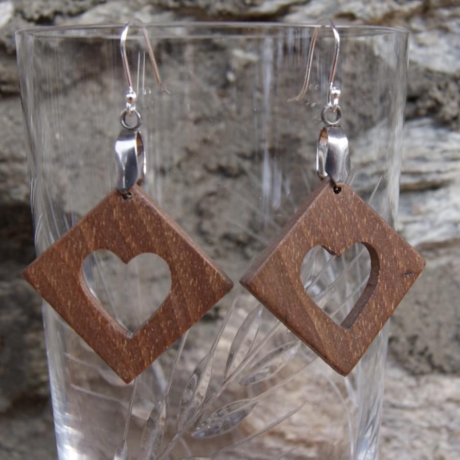 pendientes cuadrados con corazon en nogal joyeria etica de madera, boda de madera, San Valentin, hecho a mano