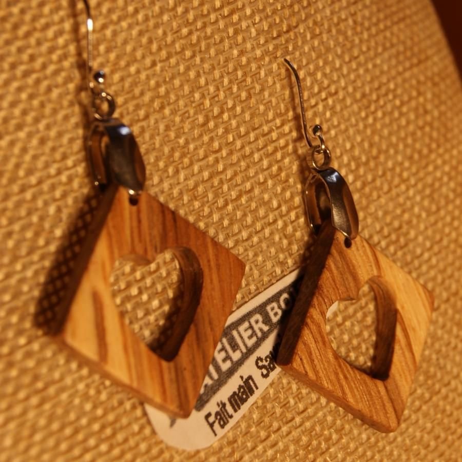 pendientes cuadrados con corazon de roble joyeria etica de madera, boda de madera, San Valentin, hecho a mano