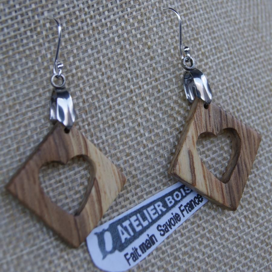 pendientes cuadrados con corazon de roble joyeria etica de madera, boda de madera, San Valentin, hecho a mano