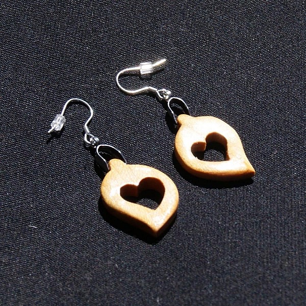 pendientes corazon cerezo encerado, madera boda, san valentin, hecho a mano