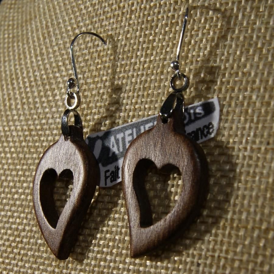 pendientes corazon madera nogal encerada, madera boda, san valentin, hecho a mano