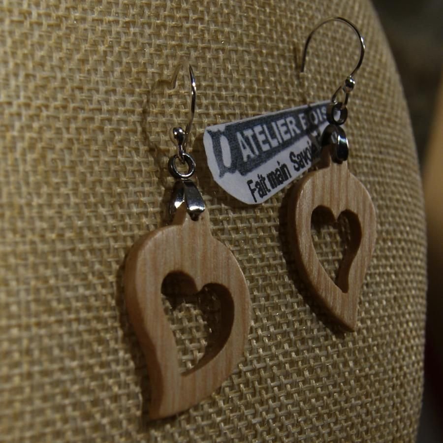 pendientes corazon de fresno encerado, madera de boda, san valentin, hecho a mano