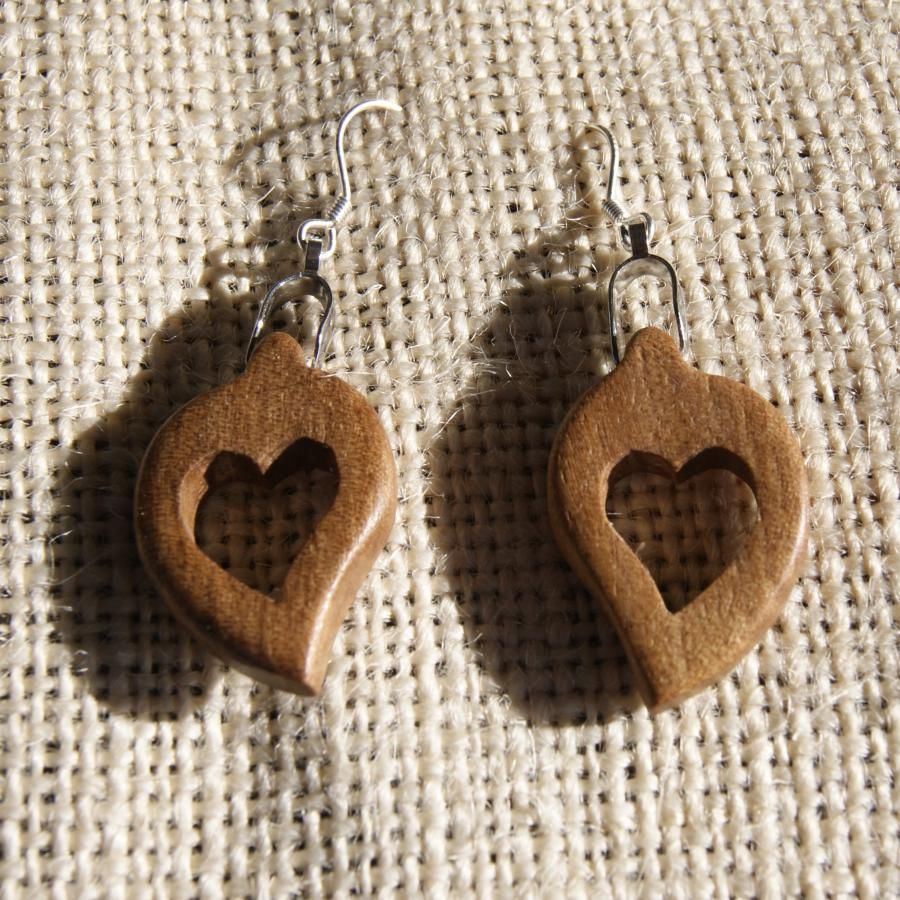 pendientes corazon madera nogal encerada, madera boda, san valentin, hecho a mano