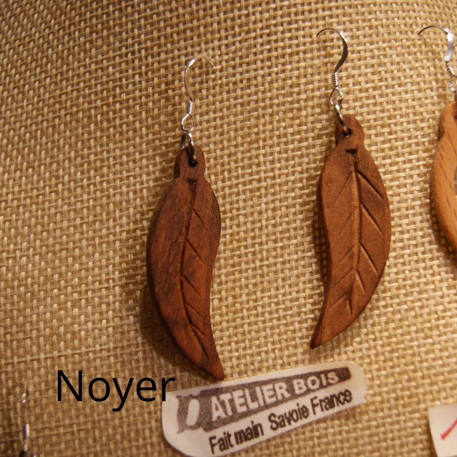 boucles d'oreilles feuille en bois bijoux éthiques fait main en bois, bijou nature ciré, pour oreilles percées