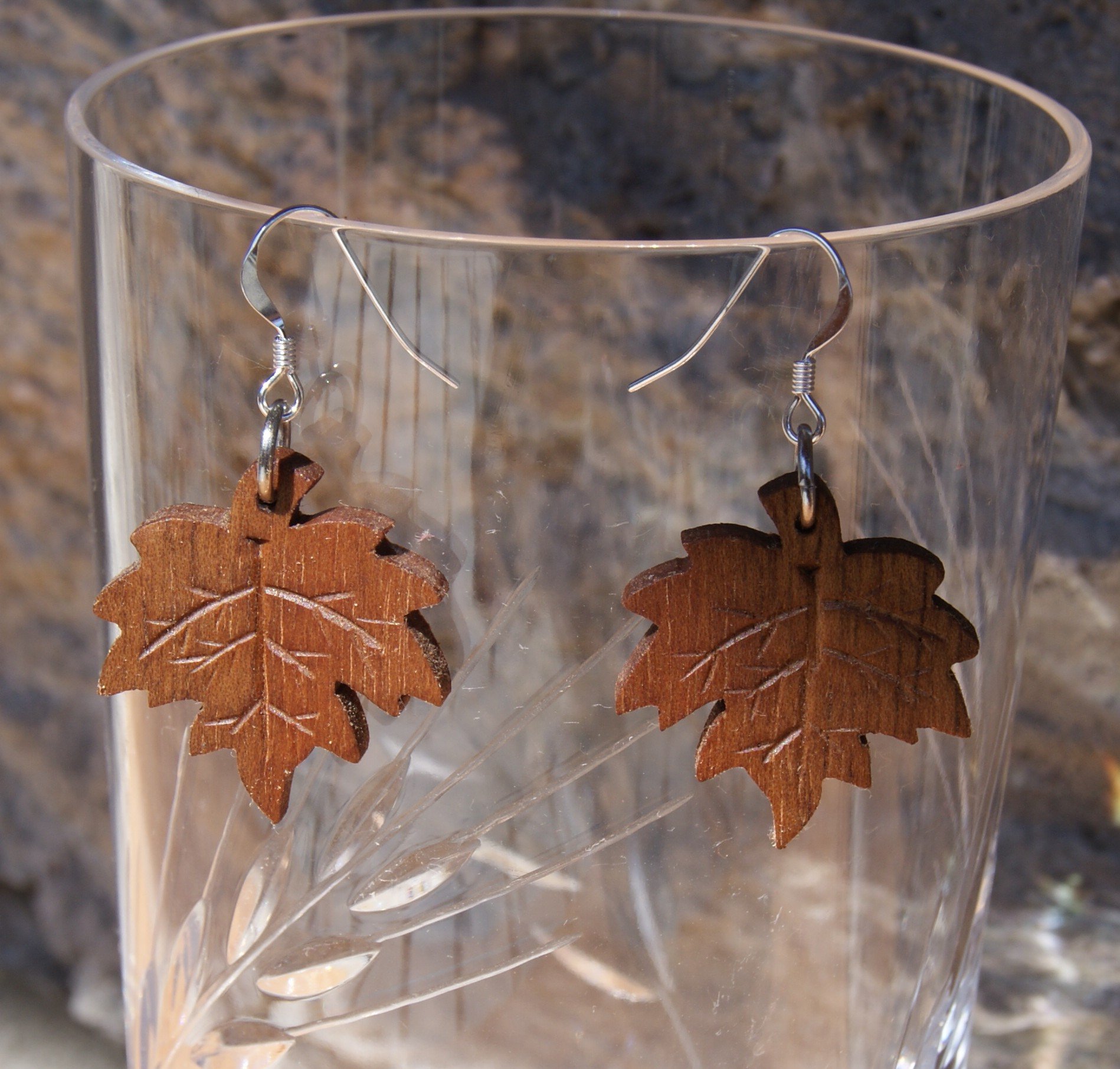 boucles d'oreilles feuille d'&eacute;rable  avec nervure en bois bijoux &eacute;thique en bois, bijou nature cir&eacute;, fait main