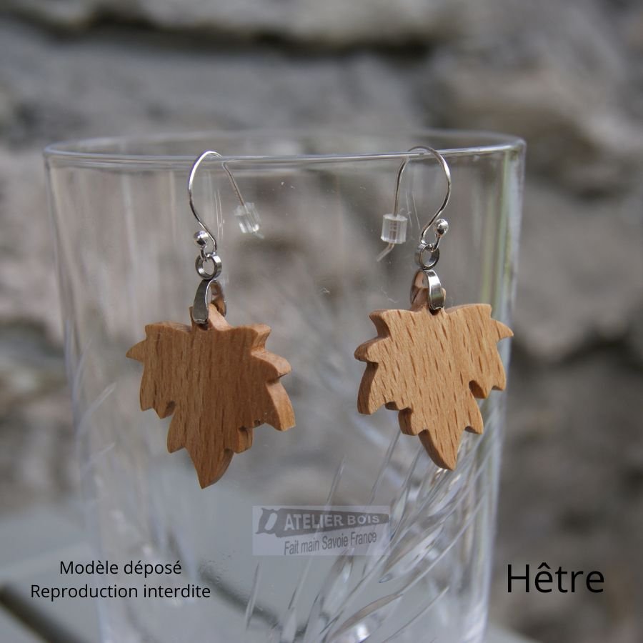 pendientes hoja de arce de madera de haya joyeria etica de madera, joyeria de la naturaleza, hecho a mano