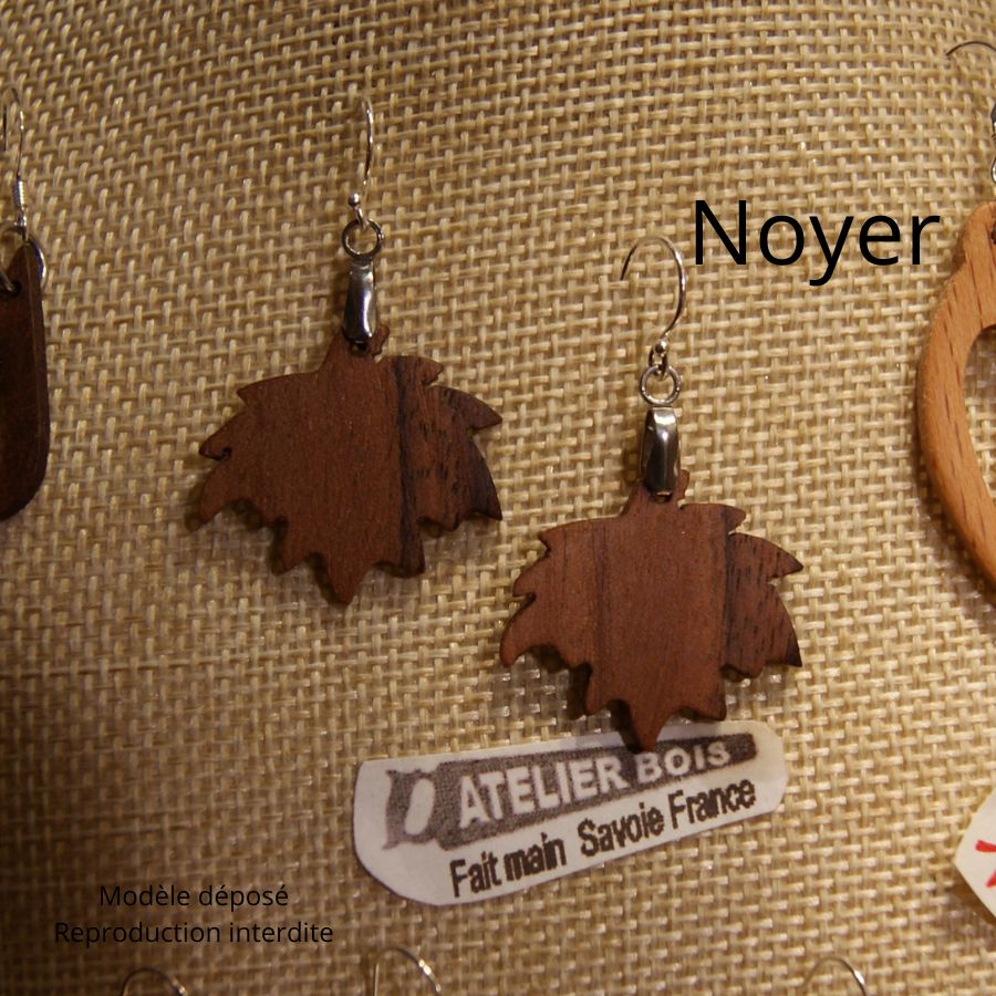 pendientes hoja de arce de madera de haya joyeria etica de madera, joyeria de la naturaleza, hecho a mano