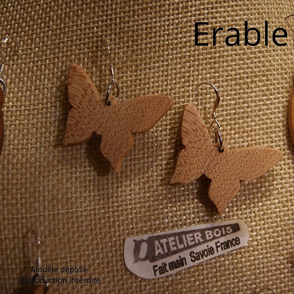 pendientes mariposa de madera maciza de fresno bisuteria etica de madera, bisuteria natural encerada hecha a mano