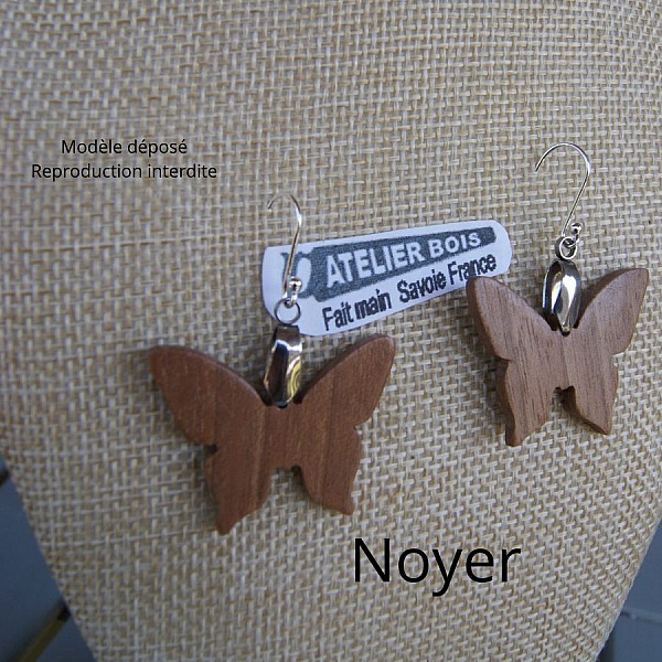 pendientes mariposa de madera maciza de fresno bisuteria etica de madera, bisuteria natural encerada hecha a mano