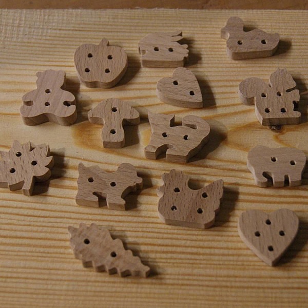 Boutons en bois massif variés pour scrapbooking et couture.