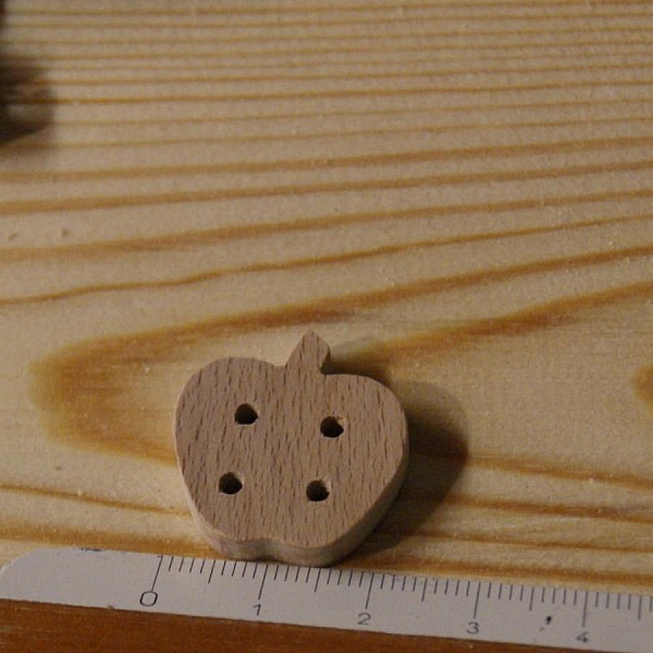 Bouton en forme de pomme en bois massif 22mm.
