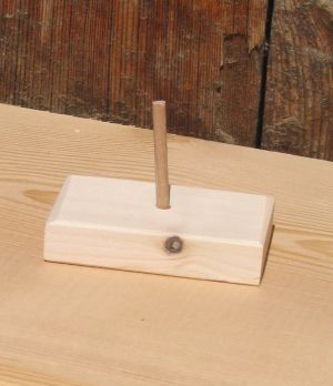 clarinete bajo montado sobre una base, recortable de madera, decoración musical para mesa de fiesta