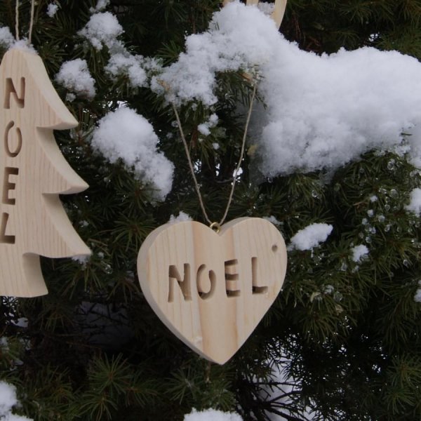 Coraz&oacute;n de bolas navide&ntilde;as de madera para colgar en el &aacute;rbol de Navidad