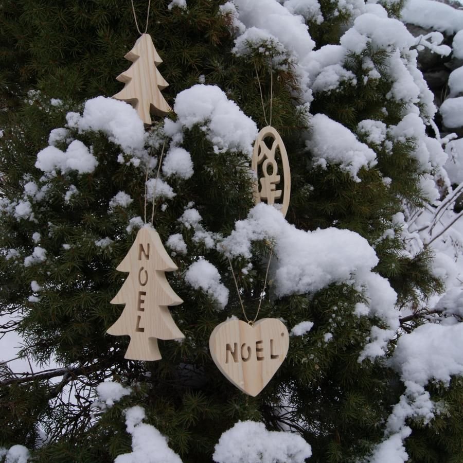 Corazón de bolas navideñas de madera para colgar en el árbol de Navidad