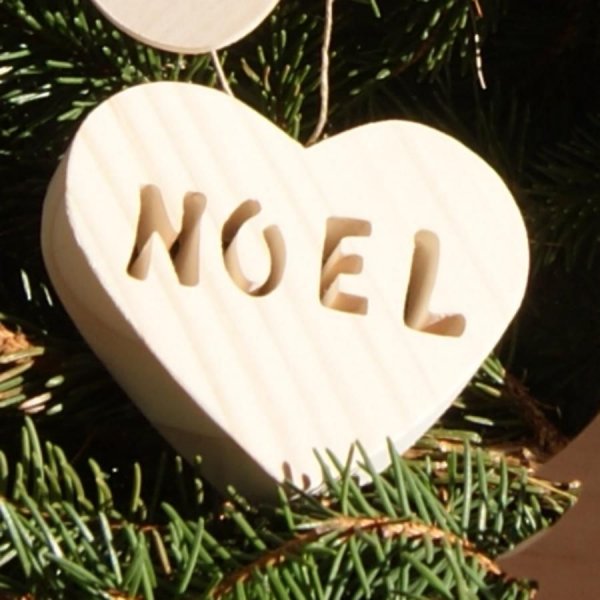 Coraz&oacute;n de bolas navide&ntilde;as de madera para colgar en el &aacute;rbol de Navidad