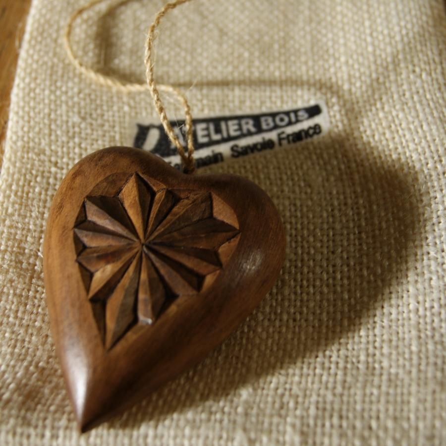 corazon tallado en madera de tilo, regalo de san valentin, boda en madera, tallado a mano