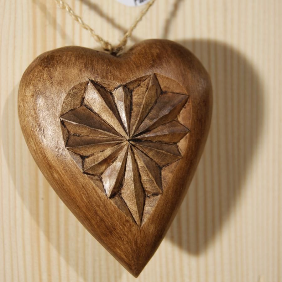 corazon tallado en madera de tilo, regalo de san valentin, boda en madera, tallado a mano