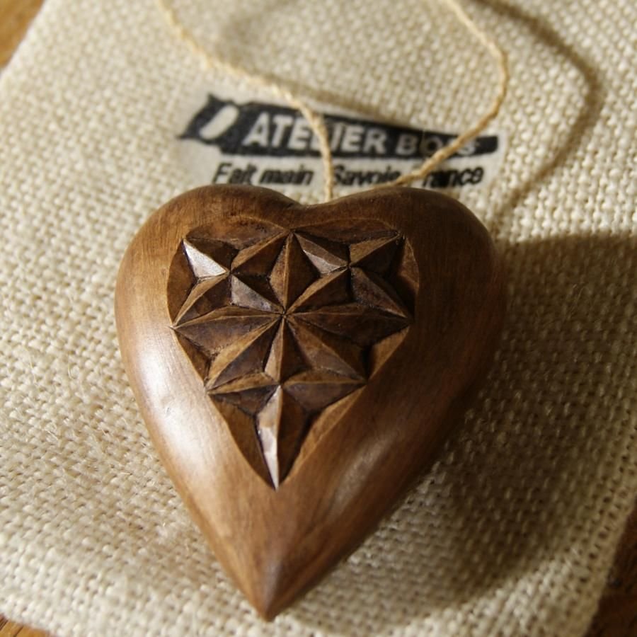 corazon tallado en madera de tilo, regalo de san valentin, boda en madera, tallado a mano