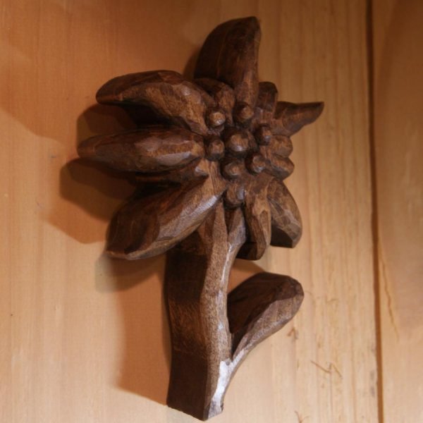 Edelweiss tallada y encerada a mano en nogal, madera de tilo, escultura, decoraci&oacute;n interior