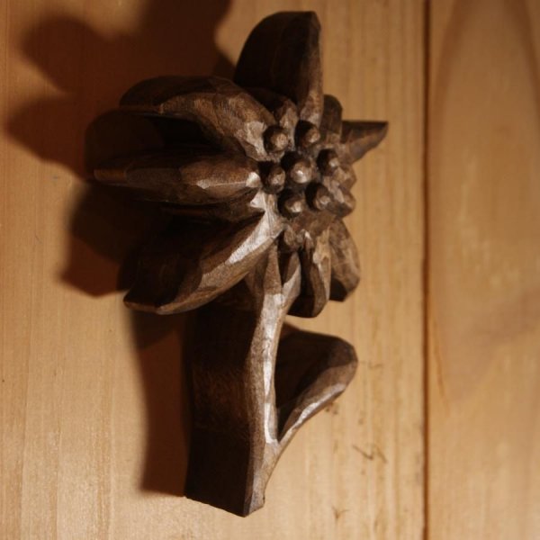 Edelweiss tallada y encerada a mano en nogal, madera de tilo, escultura, decoraci&oacute;n interior