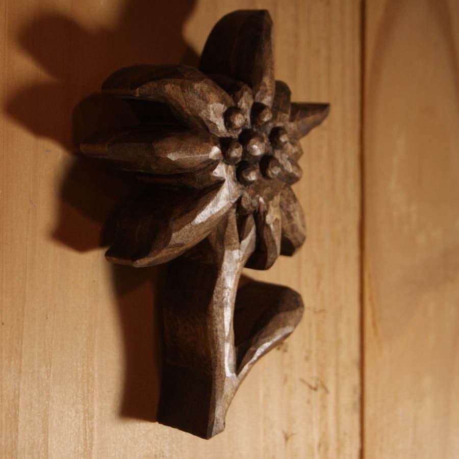 Edelweiss tallada y encerada a mano en nogal, madera de tilo, escultura, decoración interior