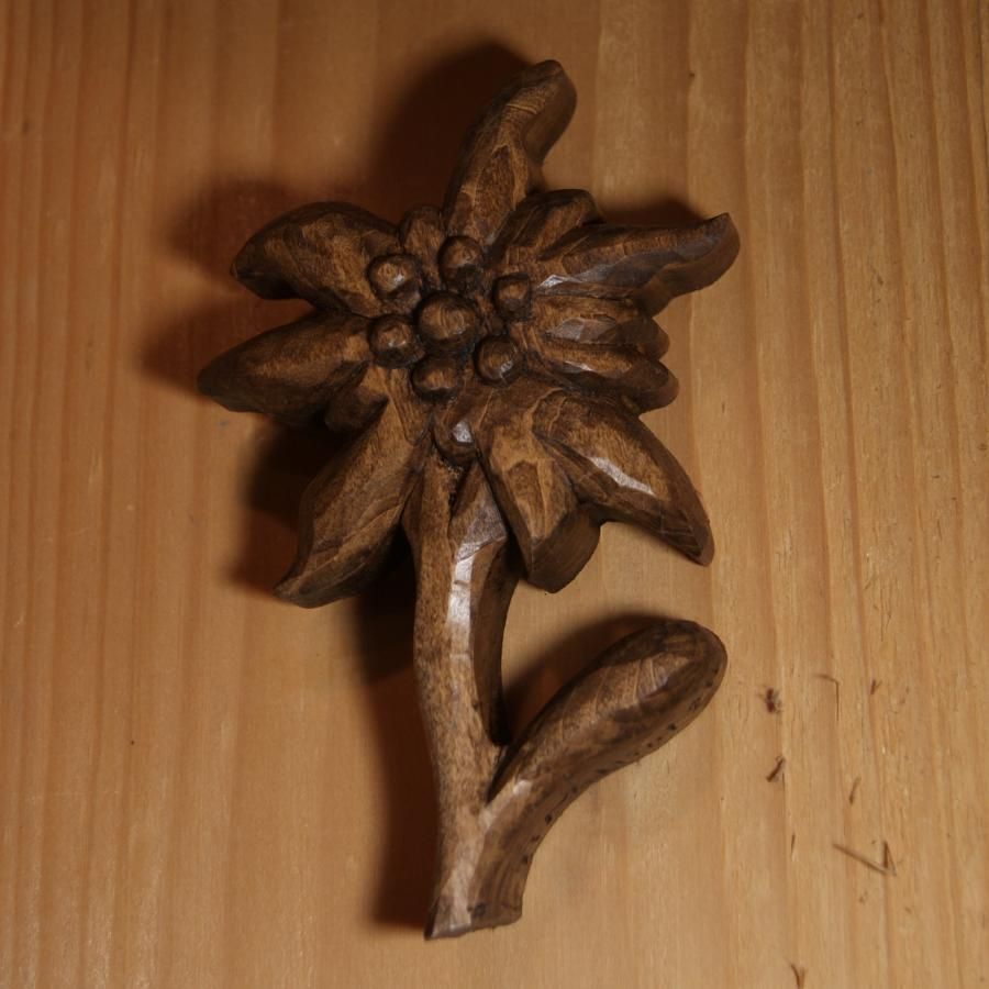 Edelweiss tallada y encerada a mano en nogal, madera de tilo, escultura, decoración interior