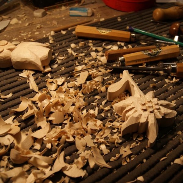 Edelweiss tallada y encerada a mano en nogal, madera de tilo, escultura, decoraci&oacute;n interior